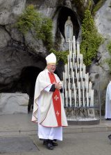 2013 Lourdes Pilgrimage - SATURDAY TRI MASS GROTTO (24/140)